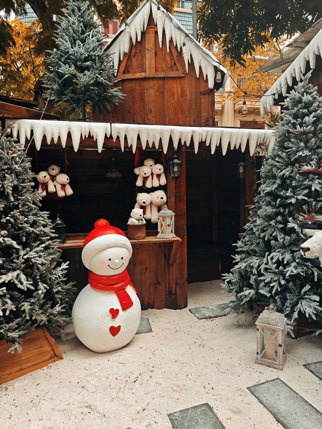 Ở Cheka Cafe, bạn đ&atilde; c&oacute; thể cảm nhận được kh&ocirc;ng kh&iacute; m&ugrave;a đ&ocirc;ng tr&agrave;n ngập với tuyết trắng phủ k&iacute;n lối đi, những người tuyết, gấu Bắc Cực đ&aacute;ng y&ecirc;u v&agrave; c&acirc;y th&ocirc;ng Noel cao v&uacute;t được trang tr&iacute; bằng v&ocirc; số quả ch&acirc;u, d&acirc;y ruy băng, đ&egrave;n v&agrave;ng ấm &aacute;p (Ảnh: Cheka Cafe)