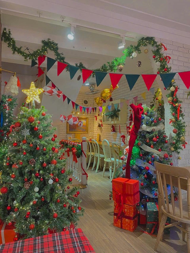 Qu&aacute;n mang đến concept "Winter Wonderland", với &aacute;nh đ&egrave;n v&agrave;ng dịu ấm, hiệu ứng tuyết rơi nh&acirc;n tạo sống động v&agrave; g&oacute;c check-in &ldquo;cổng nh&agrave; &ocirc;ng gi&agrave; Noel&rdquo; si&ecirc;u xinh (Ảnh: M&acirc;y Coffee &amp; Dessert)