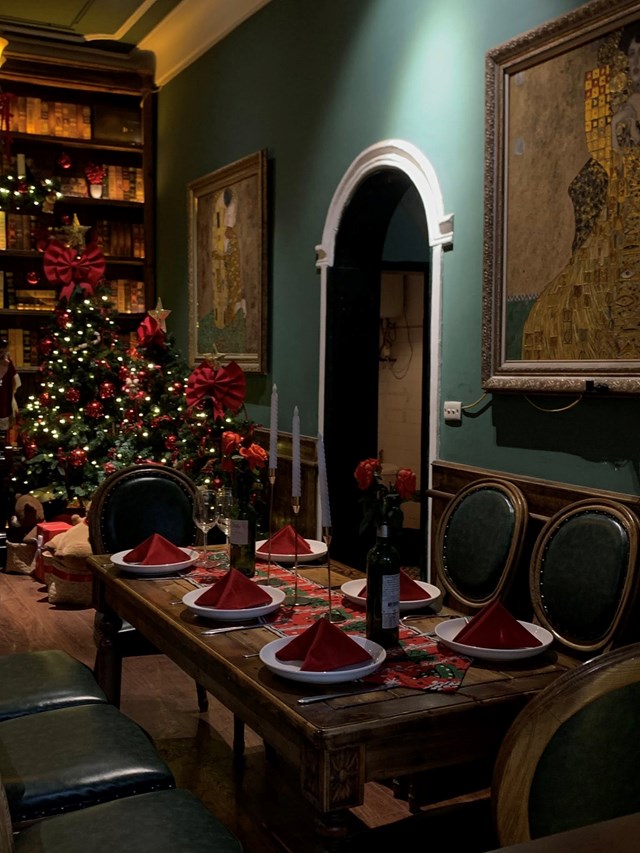 Từng g&oacute;c nhỏ trong qu&aacute;n đều được chăm ch&uacute;t tỉ mỉ, tất cả tạo n&ecirc;n một bức tranh m&ugrave;a đ&ocirc;ng cổ t&iacute;ch, vừa sang trọng vừa ấm &aacute;p (Ảnh: The Valhalla)&nbsp;