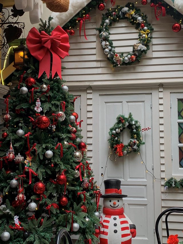 Bước ch&acirc;n v&agrave;o The Valhalla ở Cầu Giấy, bạn sẽ c&oacute; cảm gi&aacute;c như vừa đặt ch&acirc;n đến một thị trấn nhỏ n&agrave;o đ&oacute; ở Bắc &Acirc;u giữa m&ugrave;a đ&ocirc;ng tuyết trắng (Ảnh: The Valhalla)&nbsp;