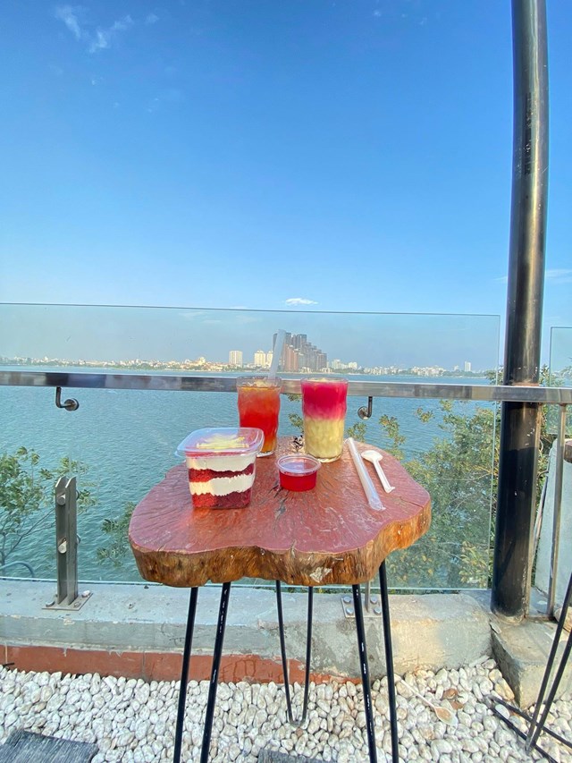 Ở Tree Bee Coffee, tọa lạc tại quận T&acirc;y Hồ, qu&aacute;n mang đến một kh&ocirc;ng gian y&ecirc;n tĩnh, nơi thực kh&aacute;ch c&oacute; thể tạm g&aacute;c lại nhịp sống hối hả của H&agrave; Nội để tận hưởng những khoảnh khắc thư gi&atilde;n