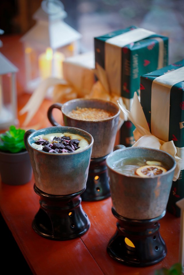 Trong menu m&ugrave;a lạnh, Tree Bee Coffee tự h&agrave;o giới thiệu ba m&oacute;n sắn d&acirc;y đặc trưng đang được thực kh&aacute;ch y&ecirc;u th&iacute;ch nồng nhiệt: sắn d&acirc;y matcha n&oacute;ng, c&agrave; ph&ecirc; cốt dừa sắn d&acirc;y n&oacute;ng v&agrave; tr&agrave; thảo quả sắn d&acirc;y n&oacute;ng