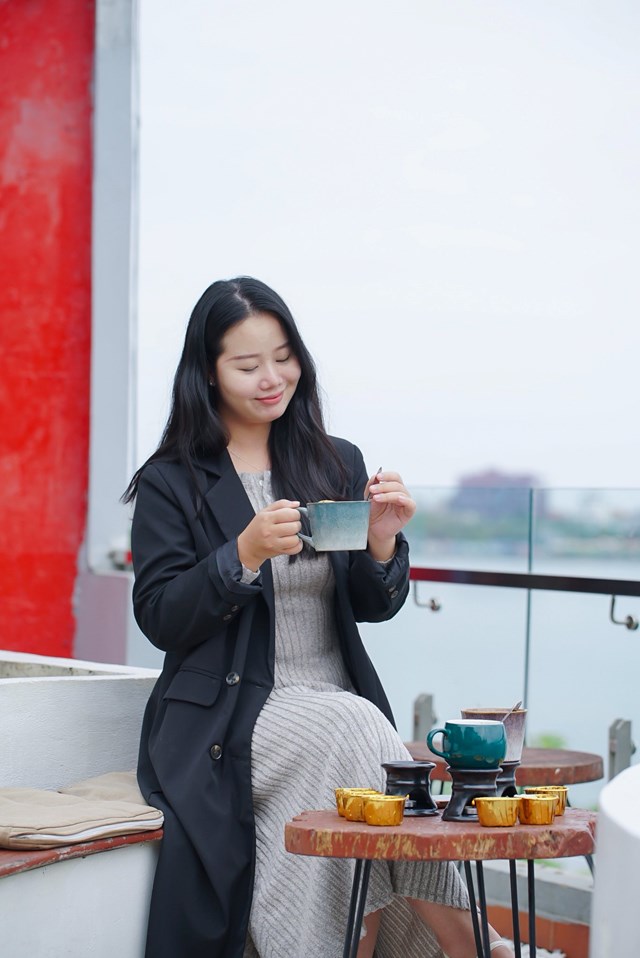 Sắn d&acirc;y matcha n&oacute;ng, c&agrave; ph&ecirc; cốt dừa sắn d&acirc;y n&oacute;ng hay tr&agrave; thảo quả sắn d&acirc;y n&oacute;ng kh&ocirc;ng chỉ l&agrave; m&oacute;n uống m&ugrave;a đ&ocirc;ng m&agrave; c&ograve;n l&agrave; khoảnh khắc để dừng lại, để cảm nhận hơi thở của ch&iacute;nh m&igrave;nh giữa nhịp sống hối hả