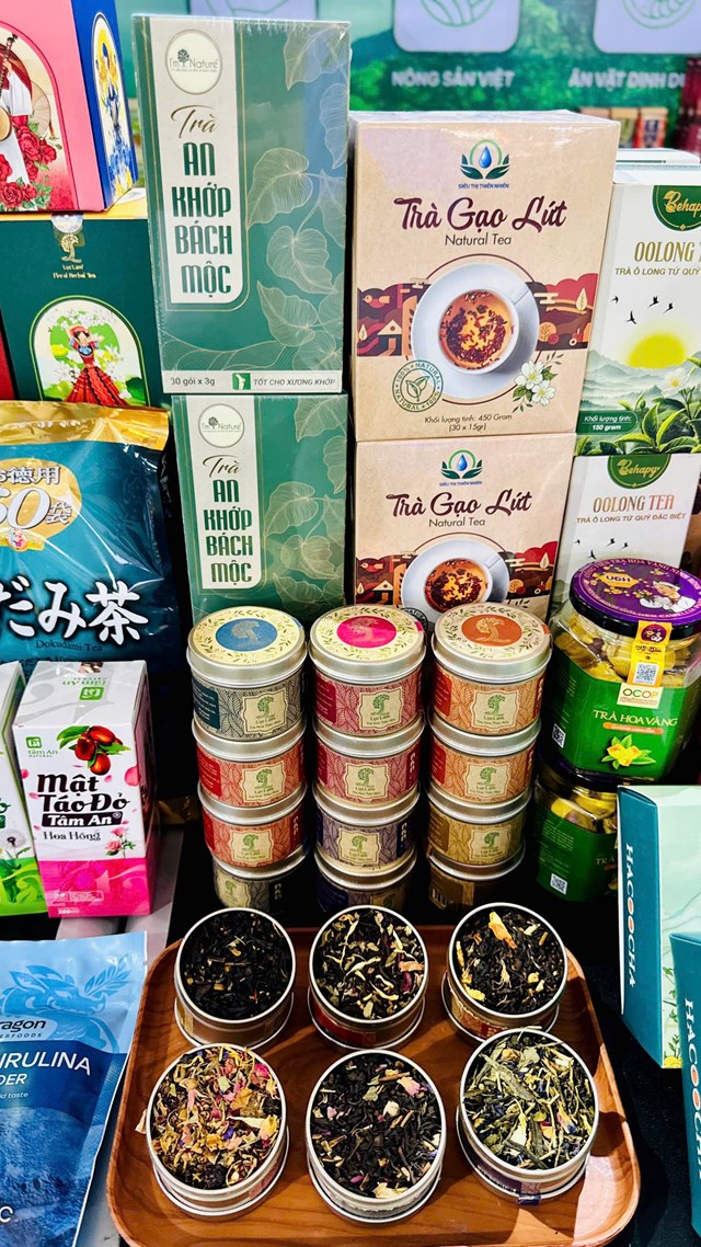 C&aacute;c sản phẩm chủ lực m&agrave; Behapy mang đến sự kiện, gồm Tr&agrave; &Ocirc; Long Tứ Qu&yacute; đặc biệt c&ugrave;ng nhiều d&ograve;ng tr&agrave; thảo mộc phong ph&uacute;, nhanh ch&oacute;ng thu h&uacute;t mọi &aacute;nh nh&igrave;n v&agrave; hấp dẫn sự quan t&acirc;m của kh&aacute;ch tham quan