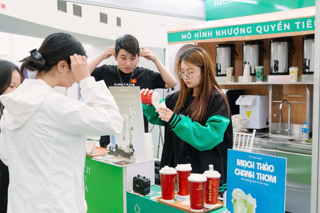 Kh&aacute;ch tham gian trải nghiệm tại gian h&agrave;ng &nbsp;