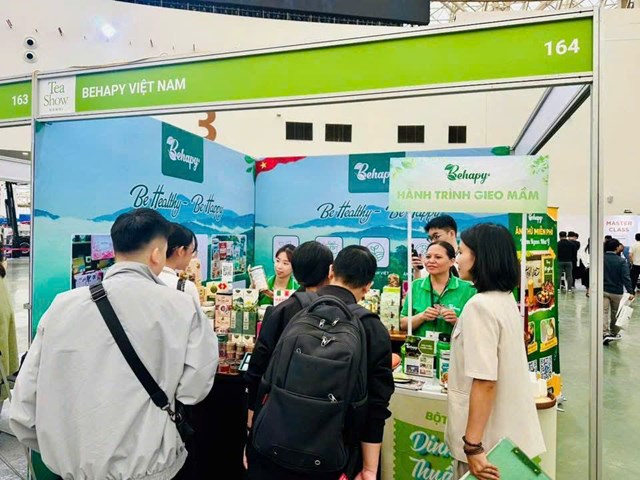 Kh&aacute;ch tham quan trải nghiệm sản phẩm ở gian h&agrave;ng BeHappy tại Tea Show H&agrave; Nội 2025&nbsp;