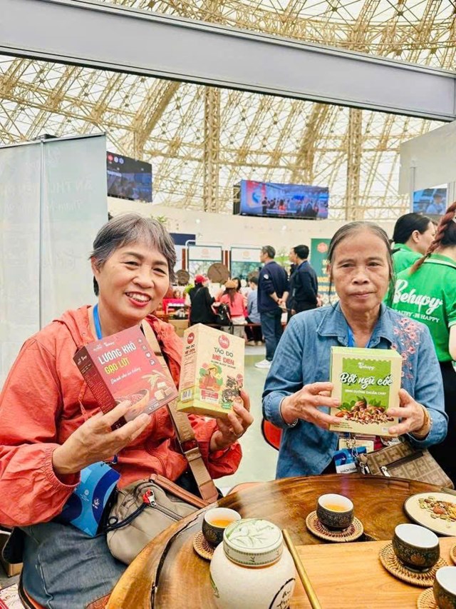 Kh&aacute;ch tham quan tại Tea Show H&agrave; Nội 2025 kh&ocirc;ng chỉ được thưởng thức tr&agrave;, m&agrave; c&ograve;n cảm nhận c&acirc;u chuyện, cảm x&uacute;c v&agrave; triết l&yacute; sống l&agrave;nh mạnh m&agrave; Behapy muốn chia sẻ