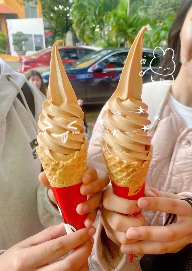 Kem Tr&agrave; Sữa Caramel lại l&agrave; m&oacute;n mang t&iacute;nh &ldquo;lai&rdquo; th&uacute; vị nhất trong bộ sưu tập, vừa l&agrave; kem, vừa l&agrave; tr&agrave; sữa, lại được l&agrave;m tr&ograve;n vị bằng caramel v&agrave; pudding