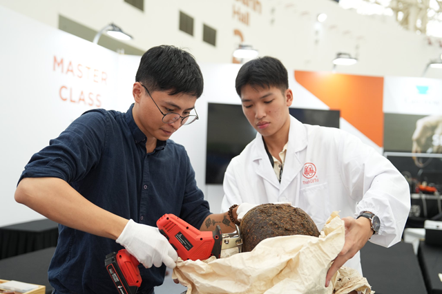 Qu&aacute; tr&igrave;nh cưa khối tr&agrave; &nbsp;