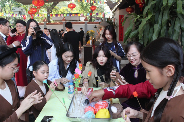 Trải nghiệm nặn t&ograve; he trực tiếp tại sự kiện của Nghệ T&acirc;n Kỳ .&nbsp;(Ảnh: BTC) &nbsp;