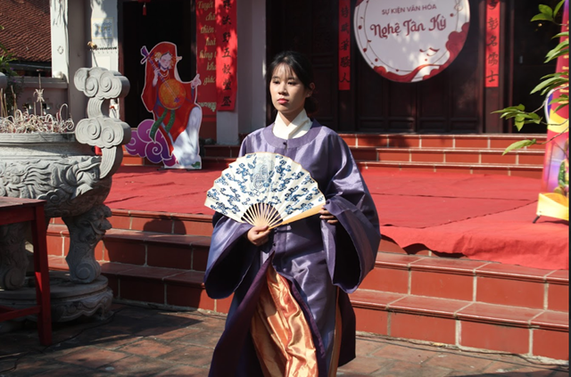 &Aacute;o Tứ Li&ecirc;n c&ugrave;ng quạt Việt Nam Hoạ Sắc (Ảnh: BTC) &nbsp;