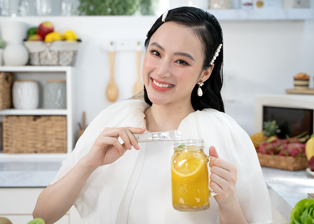 Sử dụng nước detox kết hợp tr&agrave; Enlever Tea h&agrave;ng ng&agrave;y hỗ trợ hệ ti&ecirc;u h&oacute;a, đề kh&aacute;ng
Theo chia sẻ Trinh thường d&ugrave;ng nước detox chanh t&aacute;o n&agrave;y với tr&agrave; Lueur Enlever Tea thay cho mật ong th&ocirc;ng thường. V&igrave; trong sản phẩm n&agrave;y l&agrave; sự kết hợp mật ong Manuka từ New Zealand v&agrave; th&agrave;nh phần thảo dược mang khả năng kh&aacute;ng khuẩn cao gấp 100 lần mật ong th&ocirc;ng thường, chống lại c&aacute;c t&aacute;c nh&acirc;n oxy h&oacute;a gi&uacute;p l&agrave;m chậm qu&aacute; tr&igrave;nh l&atilde;o h&oacute;a cơ thể, l&agrave;m đẹp, đặc biệt hỗ trợ tăng sức đề kh&aacute;ng. Đồng thời mang lại hương vị ngọt thanh dễ chịu tự nhi&ecirc;n.