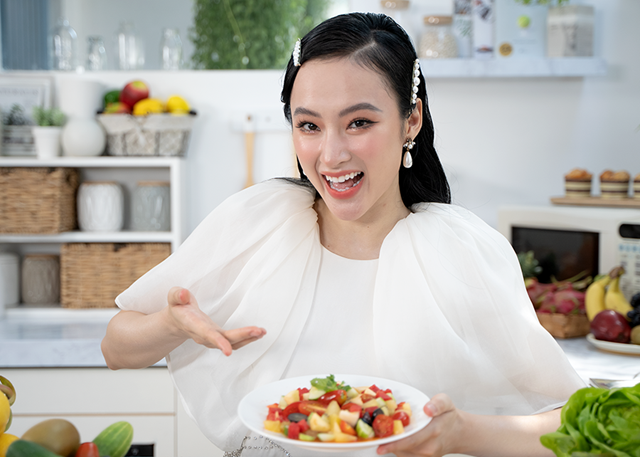 Salad hoa quả trộn l&agrave; m&oacute;n y&ecirc;u th&iacute;ch của Trinh vừa dễ thực hiện lại gi&agrave;u vitamin