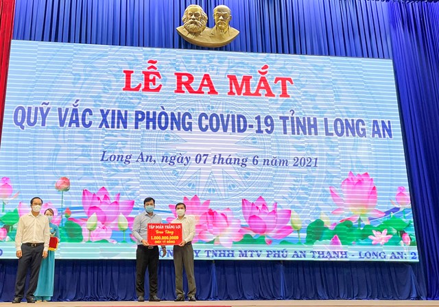 &Ocirc;ng Dương Long Th&agrave;nh &ndash; Chủ tịch HĐQT Tập đo&agrave;n Thắng Lợi (Thắng Lợi Group) đại diện cho Tập đo&agrave;n trao bảng tượng trưng ủng hộ 1 tỷ đồng kinh ph&iacute; mua vaccine ph&ograve;ng ngừa Covid-19 cho tỉnh Long An.