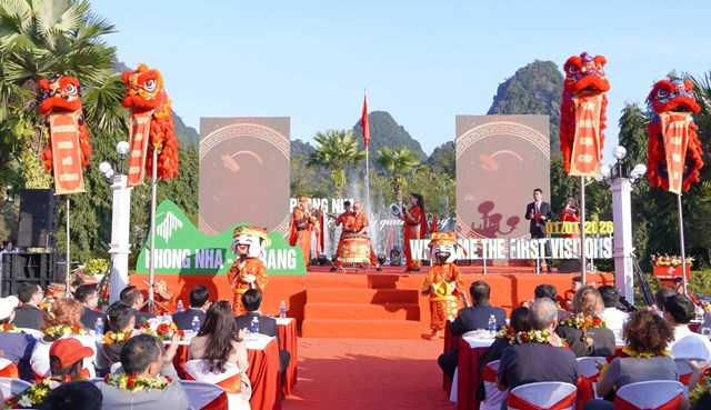 Chương tr&igrave;nh&nbsp;ch&agrave;o mừng những vị kh&aacute;ch đầu ti&ecirc;n đến Di sản thi&ecirc;n nhi&ecirc;n thế giới Phong Nha &ndash; Kẻ B&agrave;ng