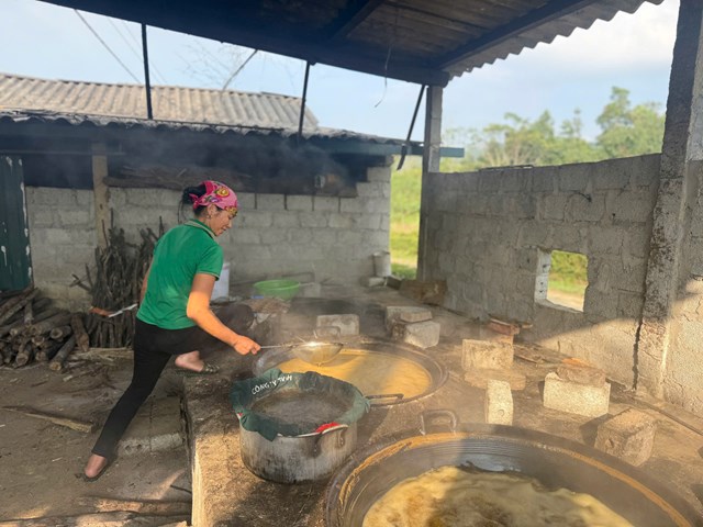 To&agrave;n bộ nước sau khi &eacute;p ra sẽ được nấu tr&ecirc;n bếp với nhiệt độ lớn khoảng 4-5 tiếng, đạt độ s&aacute;nh