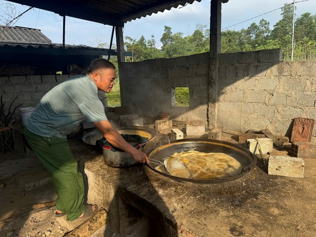 Trong qu&aacute; tr&igrave;nh nấu c&aacute;c bọt bẩn nổi l&ecirc;n ph&iacute;a tr&ecirc;n được những người thợ nhanh tay vớt ra, để tạo n&ecirc;n một mẻ mật trong v&agrave; sạch
