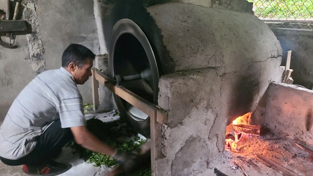 &Ocirc;ng Nghị đang cho ch&egrave; v&agrave;o m&aacute;y để sấy