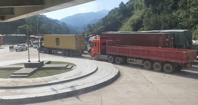 Gần Tết h&agrave;ng h&oacute;a, nhu cầu đi lại của người d&acirc;n qua Cửa khẩu quốc tế Cầu Treo tăng cao