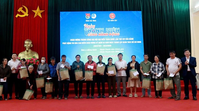 Trao 220 suất qu&agrave; cho người d&acirc;n v&agrave; thanh thiếu nhi c&oacute; ho&agrave;n cảnh kh&oacute; khăn tr&ecirc;n địa b&agrave;n