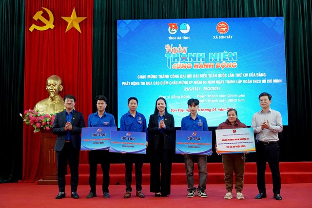 Trao biểu trưng nh&agrave; nh&acirc;n &aacute;i, hỗ trợ 3 m&ocirc; h&igrave;nh kinh tế thanh ni&ecirc;n ti&ecirc;u biểu tr&ecirc;n địa b&agrave;n x&atilde; Sơn T&acirc;y