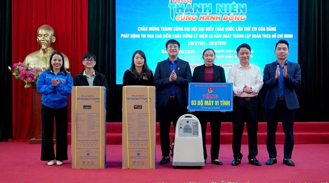 Trao 2 m&aacute;y lọc nước v&agrave; 1 m&aacute;y thở oxy