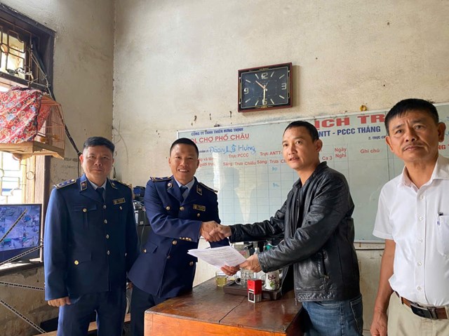 Đội QLTT cho k&yacute; quy chế phối hợp với ban quản l&yacute; chợ Phố Ch&acirc;u