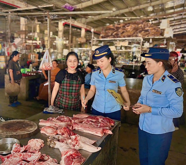 Kiểm tra an to&agrave;n thực phẩm trong dịp cao điểm ở chợ Cẩm Xuy&ecirc;n&nbsp;