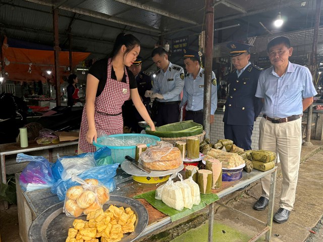 C&aacute;c thực phẩm chế biến sẵn lu&ocirc;n phải đảm bảo an to&agrave;n vệ sinh thực phẩm, nhất l&agrave; trong dịp cao điểm