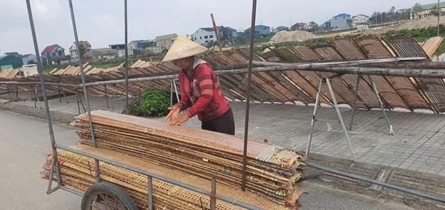 C&aacute;c ph&ecirc;n b&aacute;nh được chồng l&ecirc;n nhau ngay ngắn, thẳng h&agrave;ng để đưa về xưởng