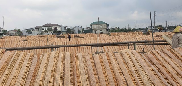 Những ph&ecirc;n b&aacute;nh được xếp ngay ngắn để đ&oacute;n những &aacute;nh nắng sớm mai&nbsp;