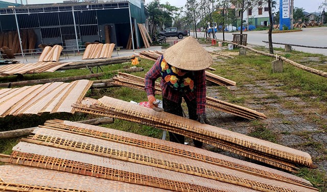 B&aacute;nh đa nem được người d&acirc;n mang ra phơi từ tờ mờ s&aacute;ng