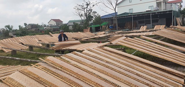 Đ&acirc;y l&agrave; m&ugrave;a cao điểm, tranh thủ trời nắng, người d&acirc;n ở th&ocirc;n B&igrave;nh tất bật l&agrave;m b&aacute;nh. Từ c&aacute;nh đồng, đường l&agrave;ng được người d&acirc;n tận dụng để phơi b&aacute;nh.