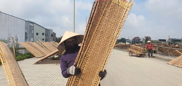 Chị Phan Thị Đ&agrave;o tất bật c&ugrave;ng c&ocirc;ng nh&acirc;n trở b&aacute;nh, mang v&agrave;o để kịp thực hiện c&aacute;c c&ocirc;ng đoạn kh&aacute;c trả đơn cho kh&aacute;ch