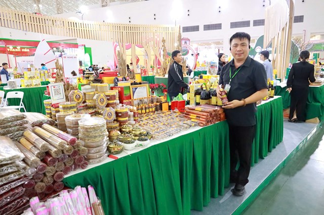 C&aacute;c sản phẩm của HTX đang tham gia hội chợ tại H&agrave; Nội