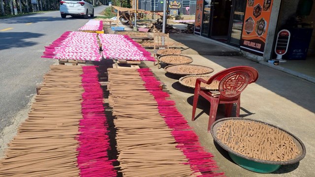 C&aacute;c sản phẩm được l&agrave;m ra từ trầm hương ở Ph&uacute;c Trạch