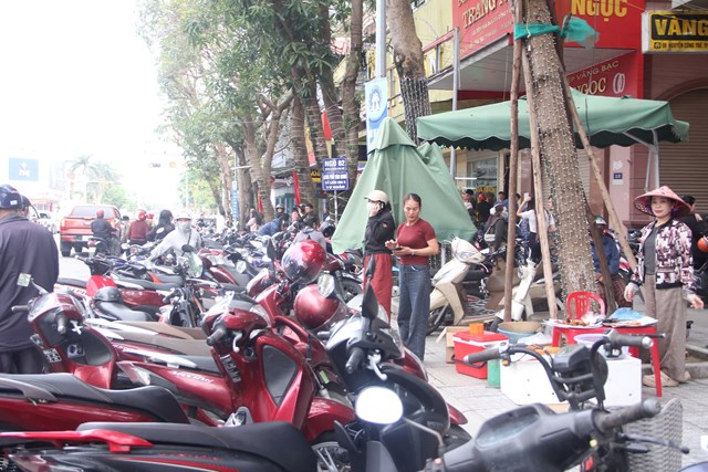 Phố v&agrave;ng Nguyễn C&ocirc;ng Trứ nhộn nhịp từ s&aacute;ng sớm