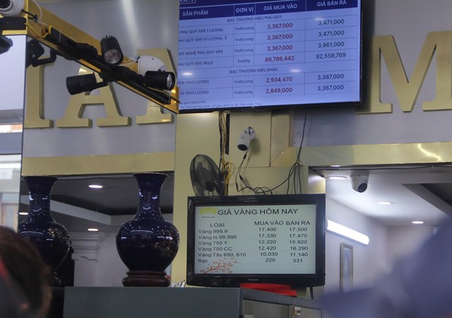 Gi&aacute; v&agrave;ng h&ocirc;m nay c&oacute; xu hướng giảm nhẹ so với h&ocirc;m trước n&ecirc;n lượng kh&aacute;ch h&agrave;ng đến c&agrave;ng đ&ocirc;ng hơn