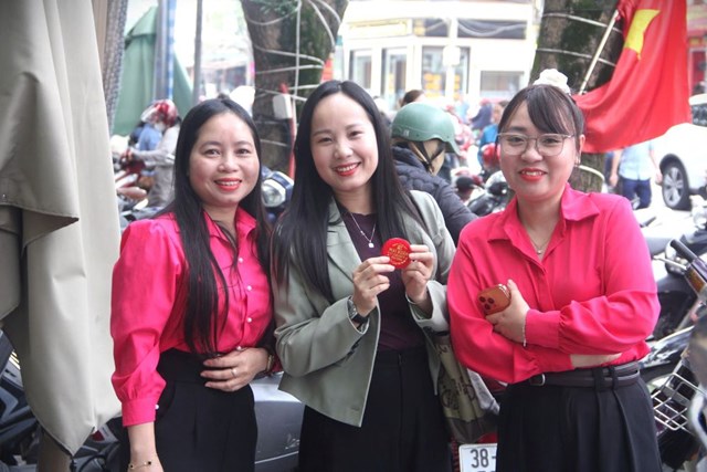 Chị Thanh H&agrave; (ở giữa) năm n&agrave;o cũng mua v&agrave;ng đều lấy h&ecirc;n ng&agrave;y v&iacute;a Thần T&agrave;i