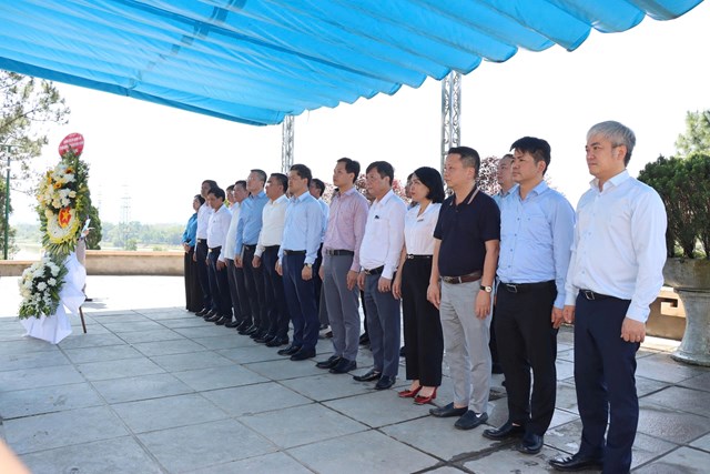 Thứ Trưởng Vũ Mạnh H&agrave; c&ugrave;ng đo&agrave;n đến d&acirc;ng hoa v&agrave; d&acirc;ng hương tại mộ Tổng B&iacute; thư Trần Ph&uacute;