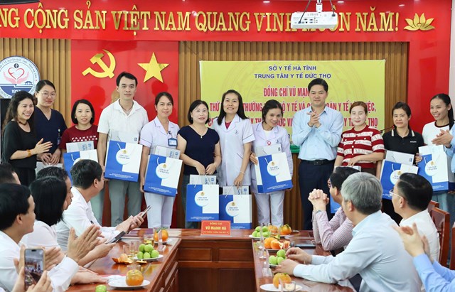 Những phần qu&agrave; thể hiện sự quan t&acirc;m của l&atilde;nh đạo Trung ương đến với tập thể, c&aacute; nh&acirc;n tiếp tục tận t&acirc;m, cống hiến với nghề