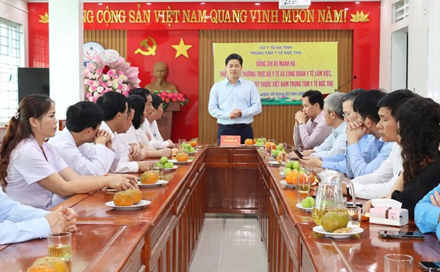 Thứ trưởng Vũ Mạnh H&agrave; đ&atilde; trực tiếp thăm hỏi t&igrave;nh h&igrave;nh hoạt động của&nbsp;Trung t&acirc;m Y tế Đức Thọ