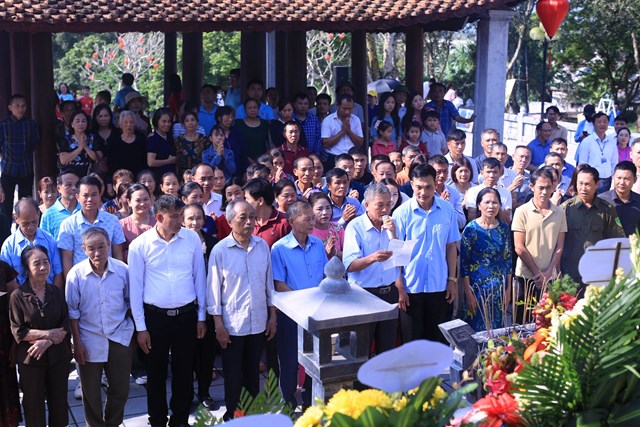 Đ&ocirc;ng đảo người d&acirc;n từ khắp nơi đổ về thắp hương tưởng niệm 235 năm ng&agrave;y mất của Đại danh y Hải Thượng L&atilde;n &Ocirc;ng L&ecirc; Hữu Tr&aacute;c.