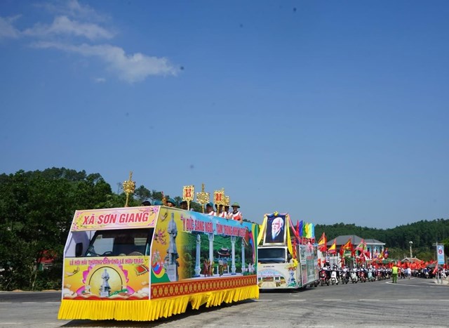 Lễ rước b&agrave;i vị từ khu mộ ở x&atilde; Hương Sơn về Khu lưu niệm Hải Thượng L&atilde;n &Ocirc;ng L&ecirc; Hữu Tr&aacute;c tại x&atilde; Sơn Giang