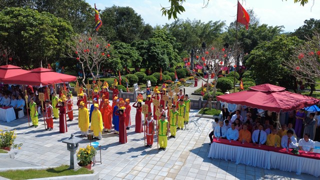 Lễ d&acirc;ng hương tại khu mộ&nbsp;Hải Thượng L&atilde;n &Ocirc;ng L&ecirc; Hữu Tr&aacute;c&nbsp;