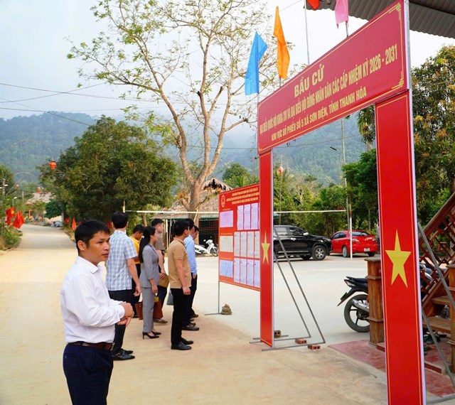 Khu vực bỏ phiếu số 5 tại nh&agrave; văn h&oacute;a bản ở x&atilde; v&ugrave;ng bi&ecirc;n Sơn Điện, Thanh H&oacute;a