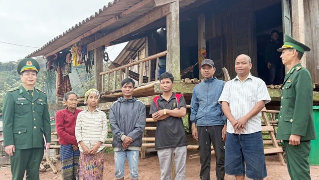 Trực tiếp xuống d&acirc;n bản hướng dẫn, tuy&ecirc;n truyền cho b&agrave; con