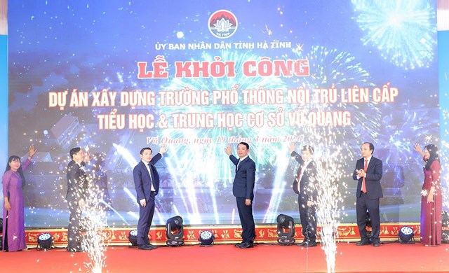 C&aacute;c l&atilde;nh đạo nhấn n&uacute;t khởi c&ocirc;ng dự &aacute;n&nbsp;Trường Phổ th&ocirc;ng nội tr&uacute; li&ecirc;n cấp TH&amp;THCS Vũ Quang