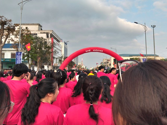 Kh&ocirc;ng kh&iacute; thể dục thể thao thể hiện s&ocirc;i động từ s&aacute;ng sớm