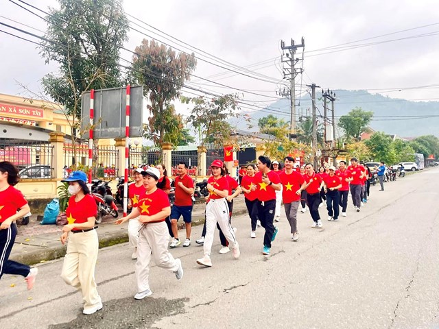 Hoạt động kh&ocirc;ng chỉ tạo kh&ocirc;ng kh&iacute; s&ocirc;i nổi, lan tỏa tinh thần r&egrave;n luyện thể dục thể thao m&agrave; c&ograve;n g&oacute;p phần n&acirc;ng cao nhận thức của người d&acirc;n về việc bảo vệ, chăm s&oacute;c sức khỏe của m&igrave;nh